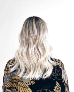 tono de cabello, raíces expuestas